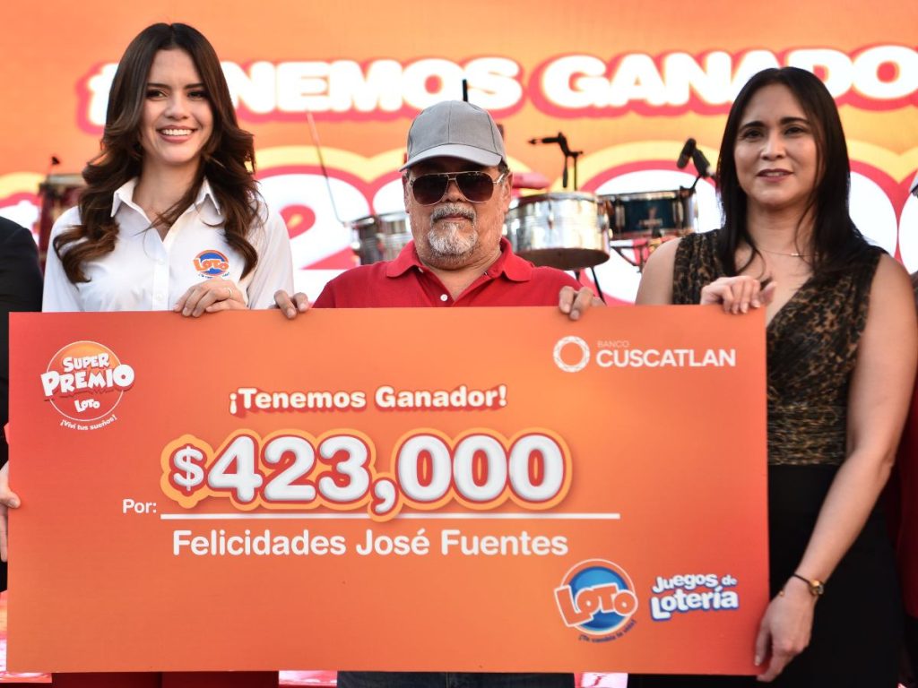 José Fuentes, ganador del SuperPremio de $423,000, junto a Lissa Mencía, directora de país de LOTO, y Fanny Sánchez, relacionadora pública de la marca.