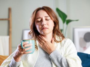 Las bebidas tibias con miel pueden ayudar a suavizar la garganta irritada y reducir la tos, según especialistas de la Cleveland Clinic.