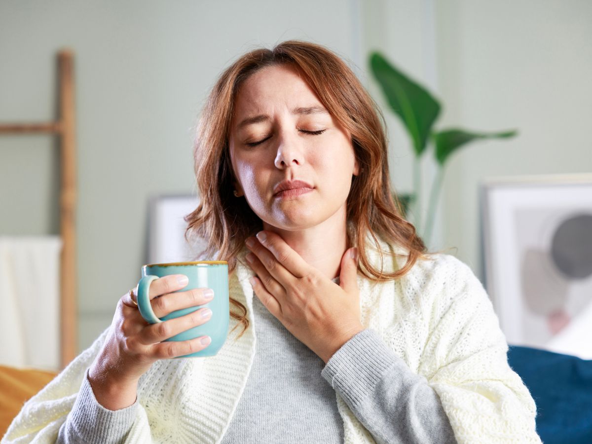 Las bebidas tibias con miel pueden ayudar a suavizar la garganta irritada y reducir la tos, según especialistas de la Cleveland Clinic.