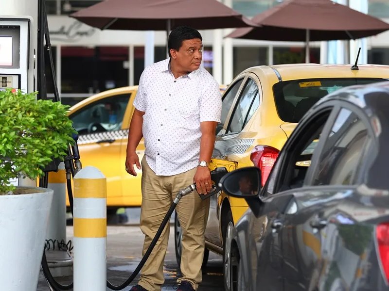 Una persona abastece de gasolina un vehículo este viernes, en Ciudad de Panamá (Panamá).