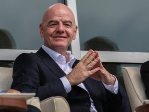 Gianni Infantino, presidente de la FIFA, viendo en el estadio el amistoso entre Irán y Costa Rica. Foto AFP