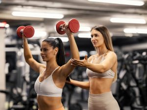 Entrenar de forma consciente, progresiva y con buena técnica permite aprovechar todos los beneficios del ejercicio físico y reducir significativamente el riesgo de lesiones.