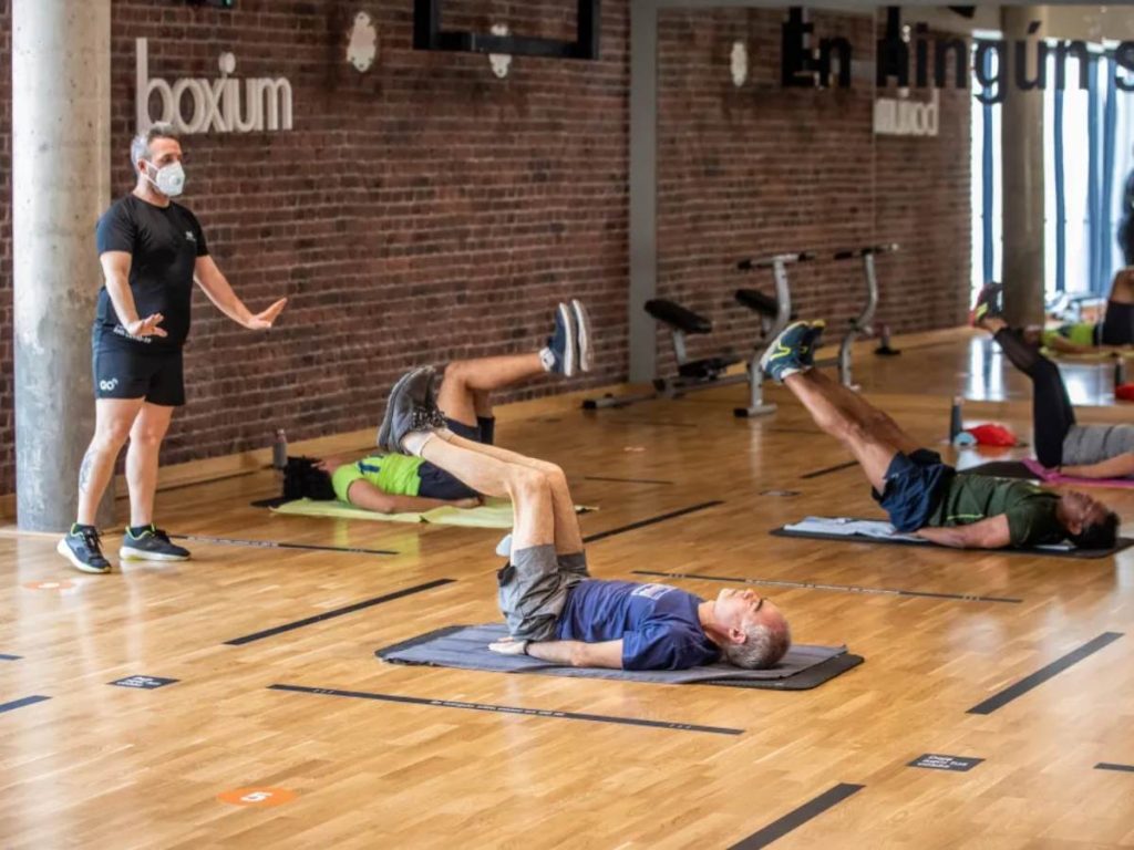 Entrenar con técnica, progresión y descanso adecuado es clave para aprovechar los beneficios del ejercicio y reducir el riesgo de lesiones en el gimnasio.