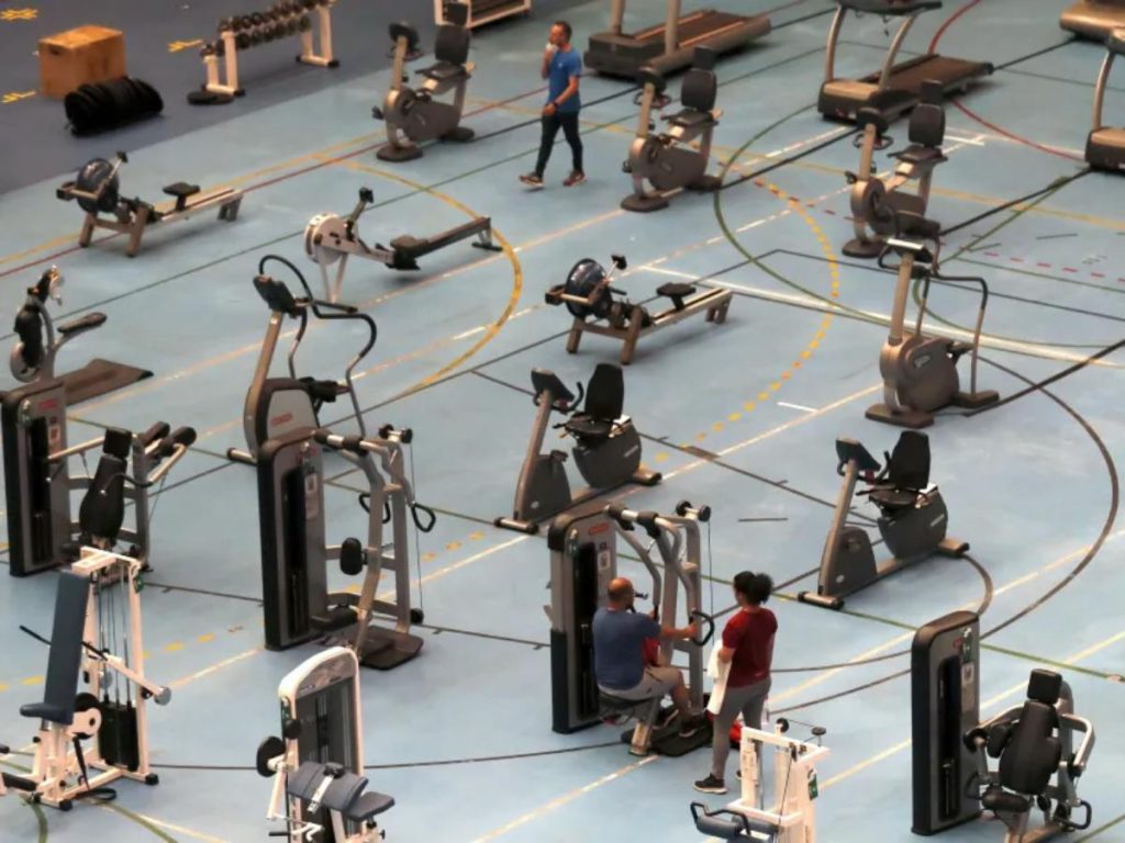 Rutina equilibrada: combina ejercicios de empuje y tracción, trabajo de rodilla y cadera, fortalece el core y añade actividad aeróbica para un entrenamiento más completo.