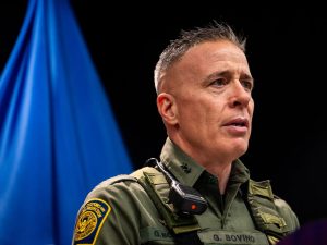 Gregory Bovino fue una de las figuras visibles en redadas migratorias en ciudades de EE.UU.