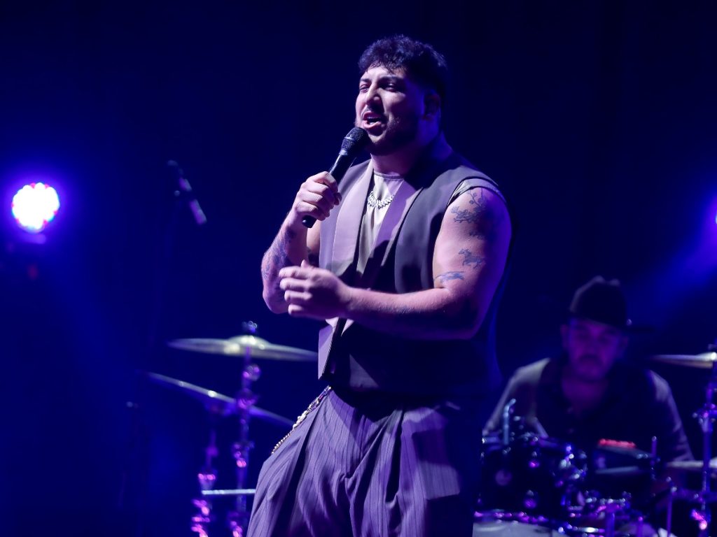 El vocalista del Grupo Frontera, Adelaido ‘Payo’ Solís, interpreta la canción oficial de la Selección Mexicana de Fútbol este martes, en Ciudad de México (México). EFE