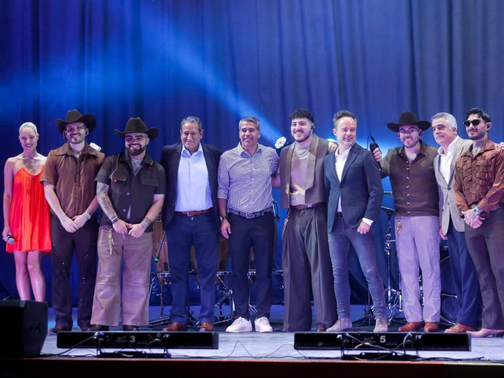 Grupo Frontera presentó ‘Un solo corazón’, el único tema oficial de la selección mexicana de fútbol para la próxima Copa del Mundo de fútbol 2026 que tendrá lugar en México, Estados Unidos y Canadá, territorios donde la banda tricolor intentará animar a sus jugadores y a los millones de aficionados que se congregarán para ver al Tricolor. EFE