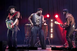 El vocalista del Grupo Frontera, Adelaido ‘Payo’ Solís, interpreta la canción oficial de la Selección Mexicana de Fútbol este martes, en Ciudad de México (México). EFE