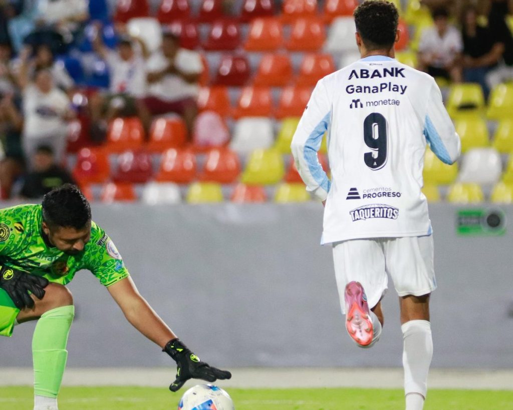 Gustavo Moura celebra uno de sus goles con Alianza ante el Platense. Foto X Alianza
