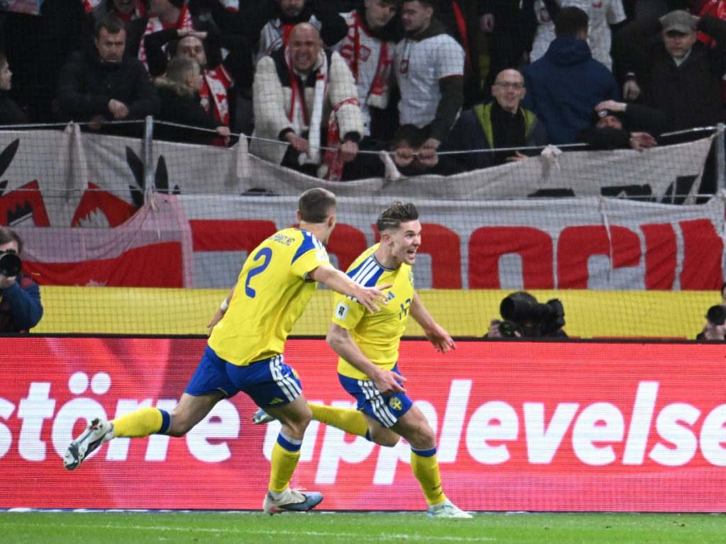 Viktor Gyökeres (der.) celebra su gol que clasifica a Suecia al Mundial. Foto AFP