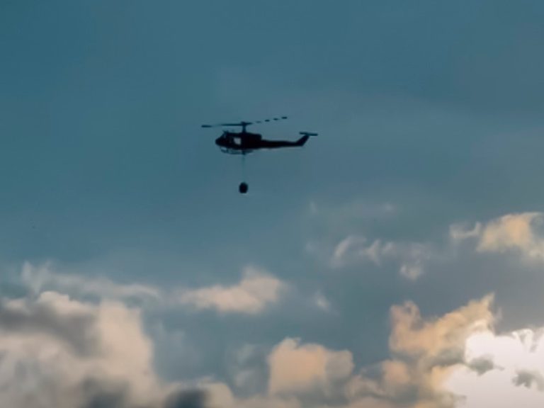 Helicópteros realizaron descargas de agua para frenar el avance del incendio en zonas de difícil acceso.