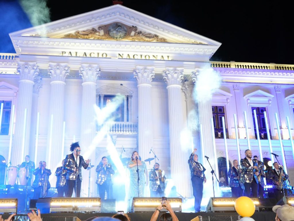 Los Hermanos Flores encendieron la noche con “Arriba El Salvador”, tema que marcó el inicio de un repertorio lleno de clásicos.