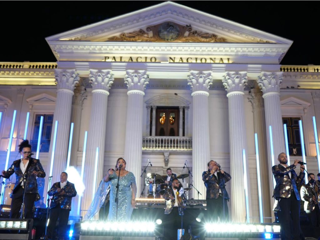 La plaza Gerardo Barrios se convirtió en el escenario de una gran fiesta popular.