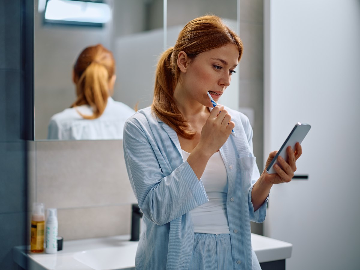 Usar el celular en el baño aumenta la exposición a bacterias ambientales que luego pueden trasladarse a otras superficies del hogar.