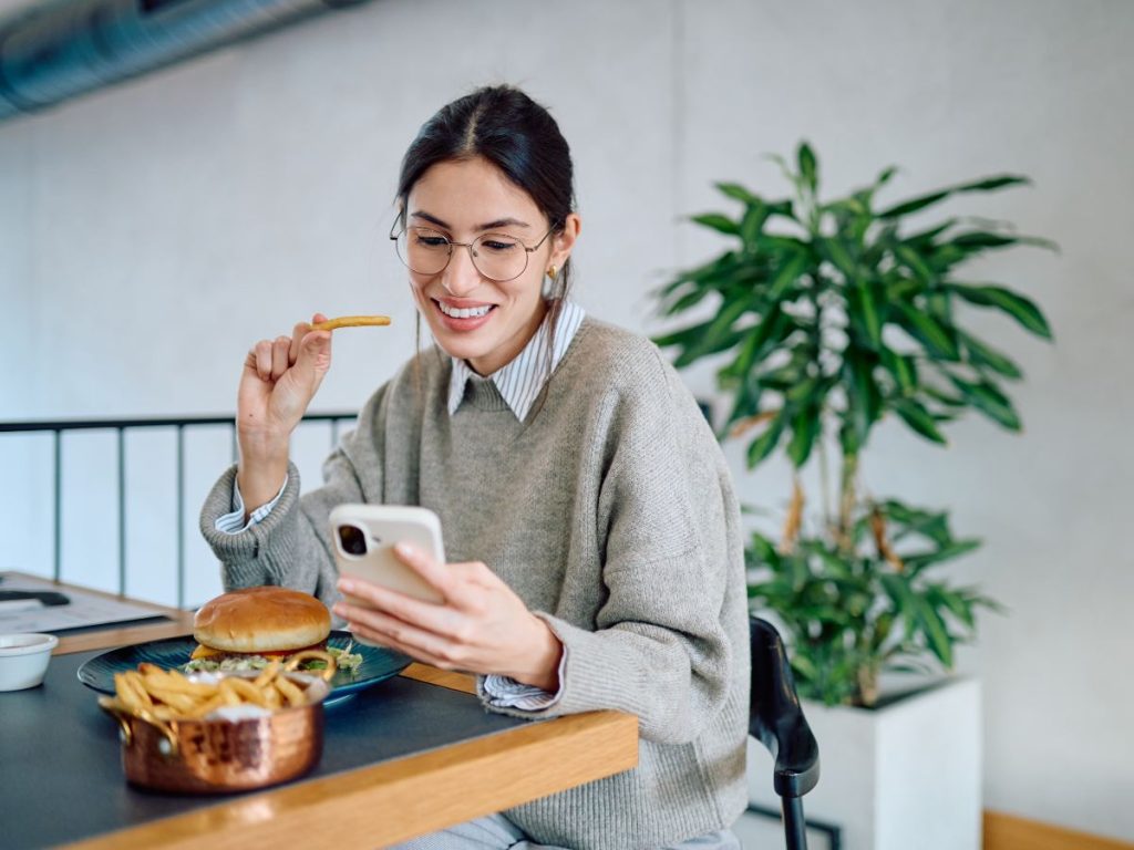 Tocar el celular mientras comés puede transferir bacterias del teléfono a las manos y a los alimentos, favoreciendo la contaminación cruzada.