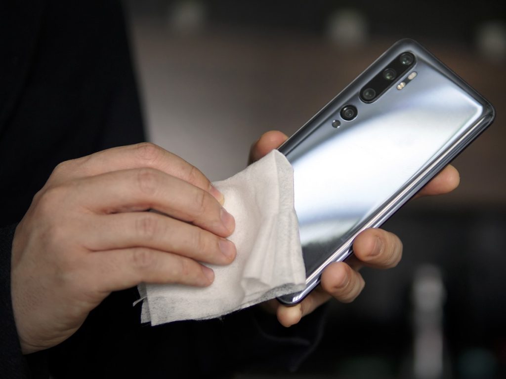 Especialistas recomiendan limpiar el celular varias veces por semana, ya que el dispositivo acumula microorganismos por el contacto constante con las manos.