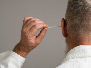 Especialistas recomiendan no introducir hisopos en el oído, ya que pueden empujar la cera hacia el fondo.