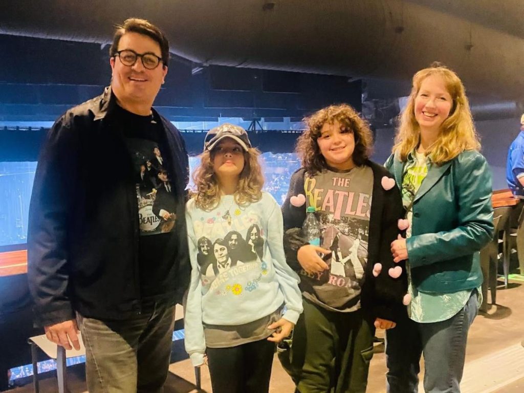 Hoy, junto a su esposa e hijas, Horacio mantiene vivo ese vínculo. La música que lo sostuvo ahora también forma parte de su familia.