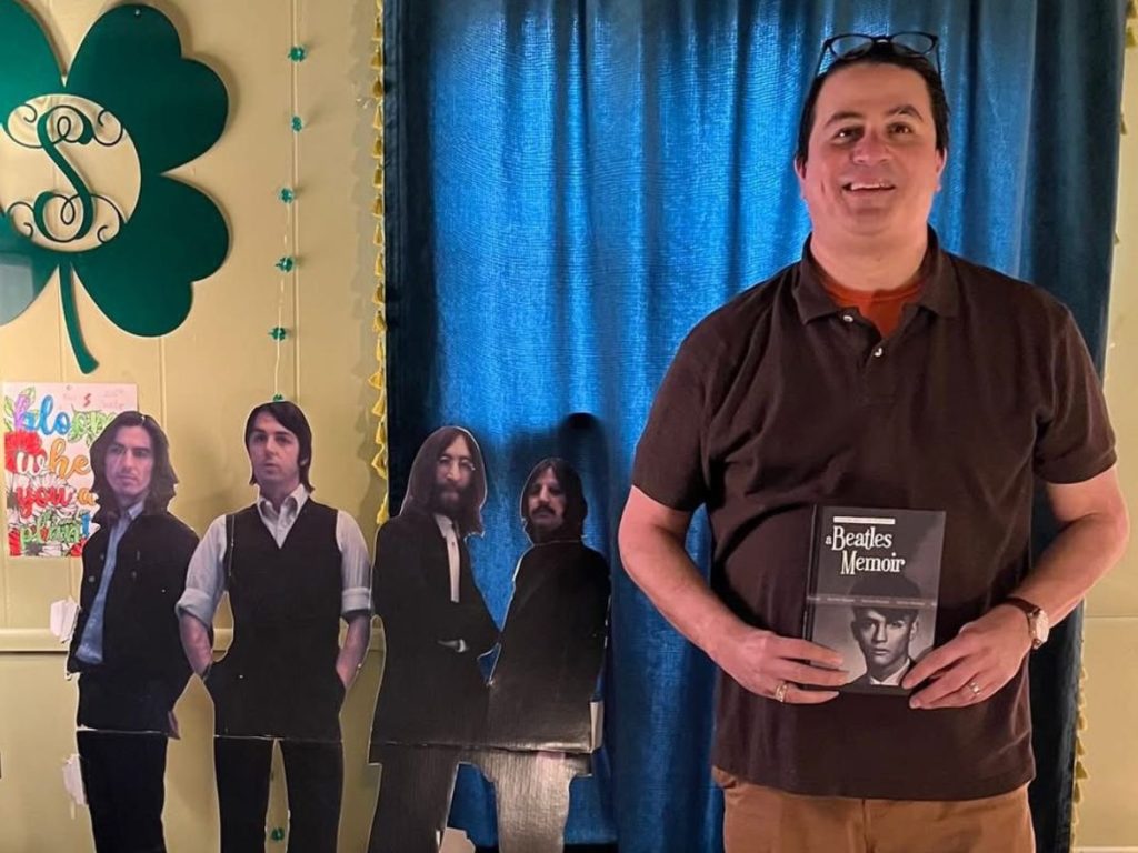 Su historia quedó plasmada en Finding Shelter in Sound, un libro donde conecta su vida con la música de la banda británica. Fotografía/ Cortesía