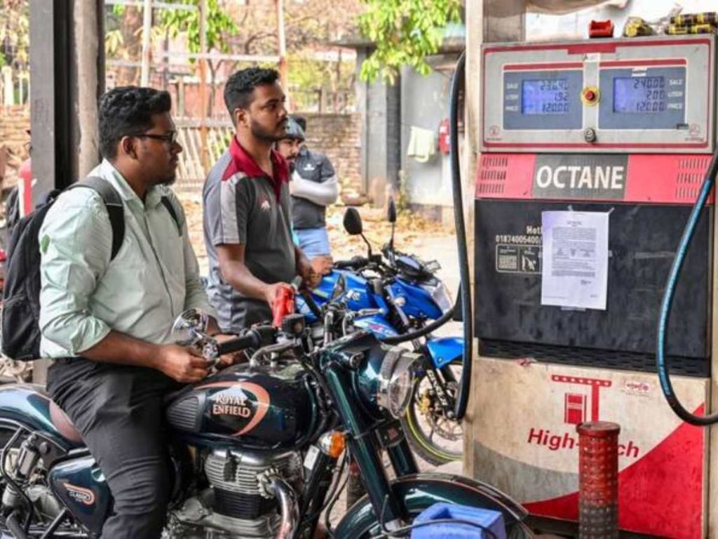 Un hombre carga combustible en su motocicleta en una gasolinera de Daca. Foto/  AFP