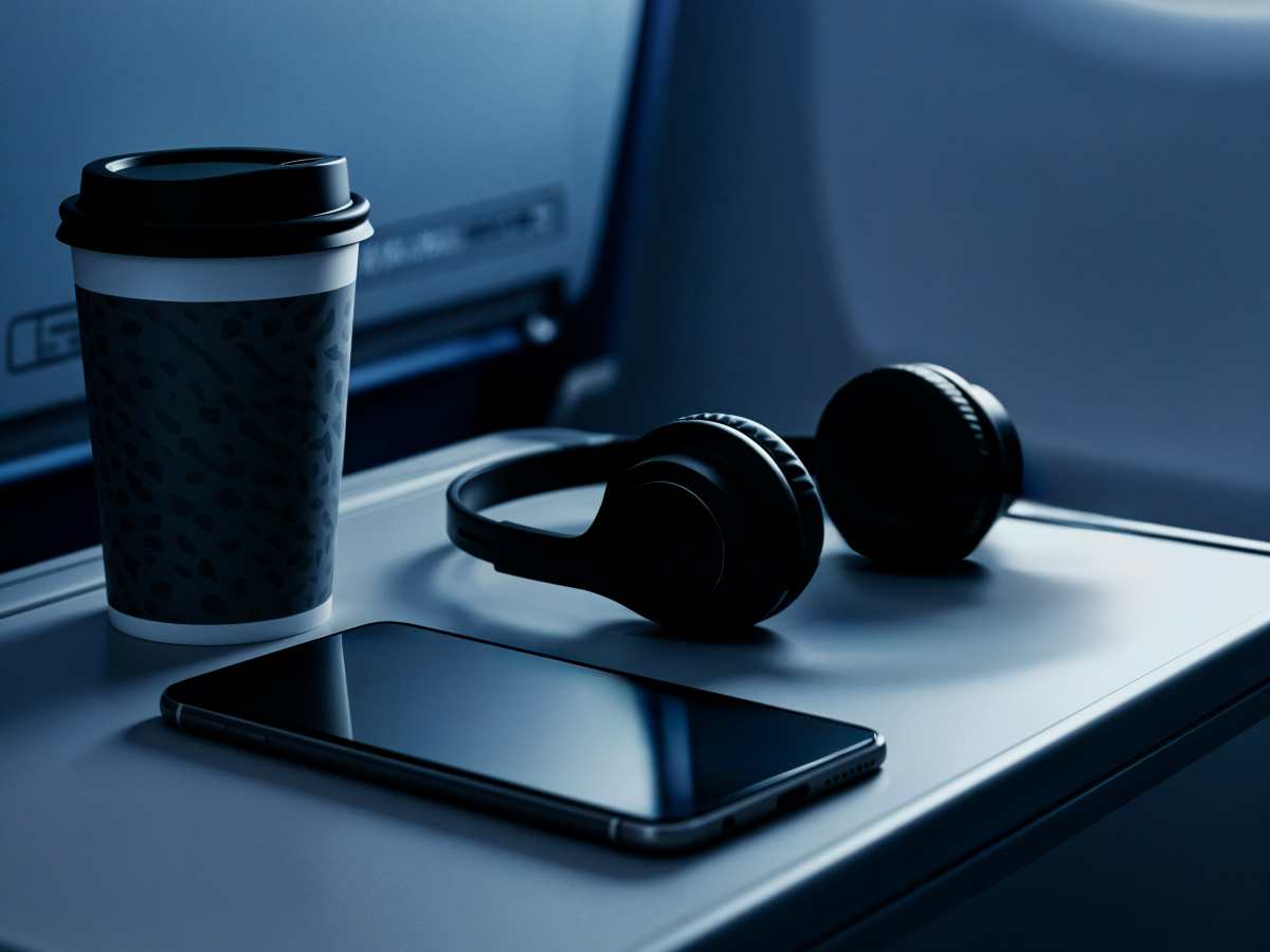 Pasajeros que reproduzcan música o videos sin audífonos durante el vuelo podrían enfrentar sanciones por parte de la aerolínea. Foto/ Freepik