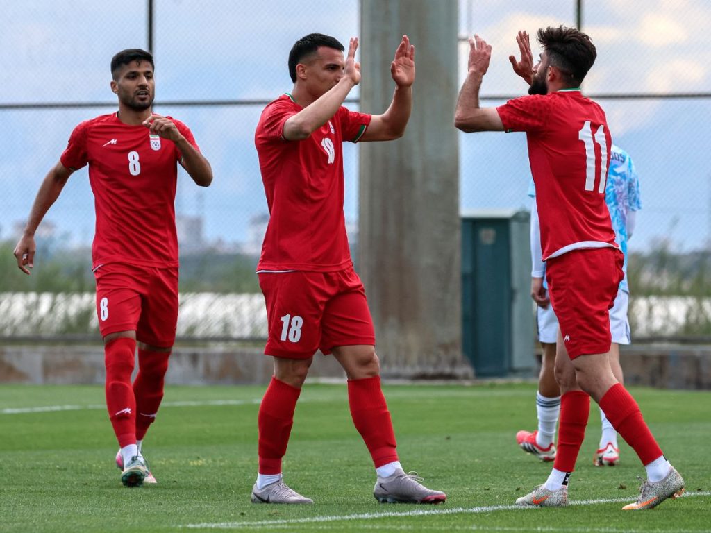El delantero iraní número 18, Amirhossein Hosseinzadeh, celebra con sus compañeros tras marcar un gol durante un partido amistoso de fútbol entre Irán y Costa Rica, en Antalya, al sur de Turquía, el 31 de marzo de 2026. Foto AFP