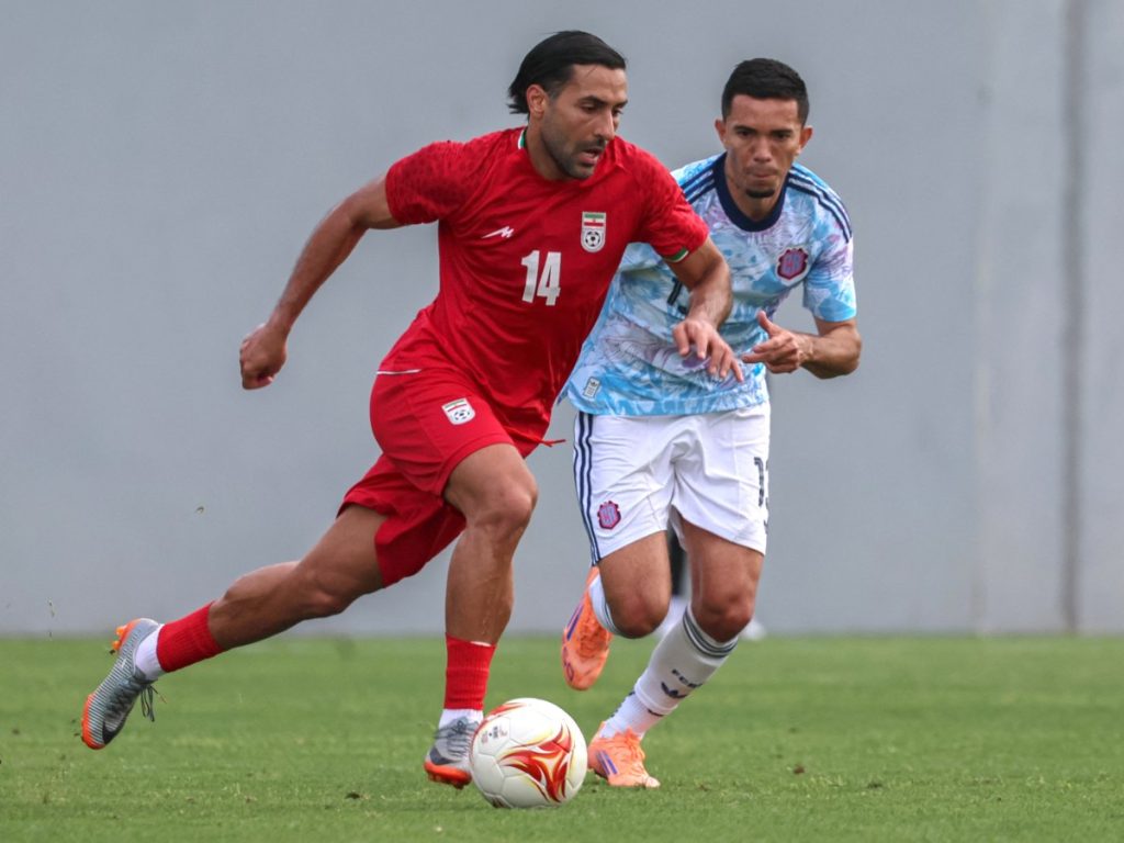 Saman Ghoddos (14), de Irán, controla el balón con marca de Jefferson Brenes de Costa Rica, en partido amistoso. Foto AFP