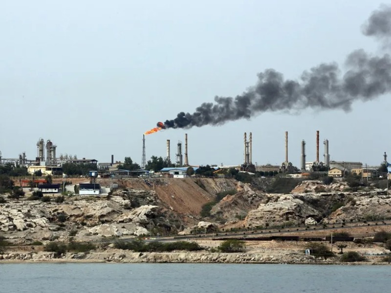 El presidente de Estados Unidos, Donald Trump, advirtió que su gobierno podría destruir los oleoductos de la isla iraní de Jarg “con cinco minutos de aviso”.