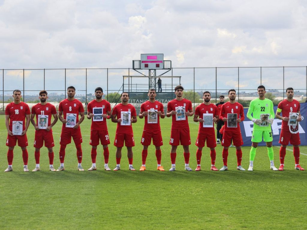 Jugadores de la selección nacional de fútbol de Irán posan con fotografías de niños que supuestamente murieron en ataques estadounidenses en Irán, antes de un partido amistoso de fútbol entre Irán y Costa Rica, en Antalya, al sur de Turquía, el 31 de marzo de 2026. Foto AFP