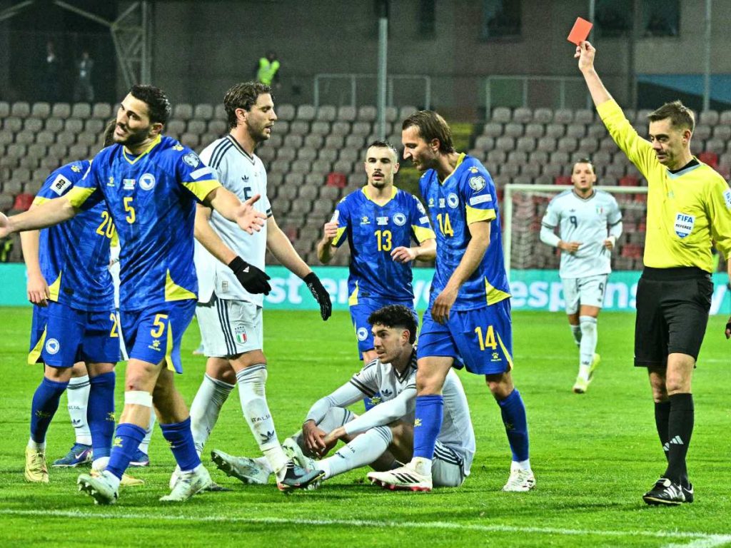 Alessandro Bastoni fue expulsado ante Bosnia. Foto AFP