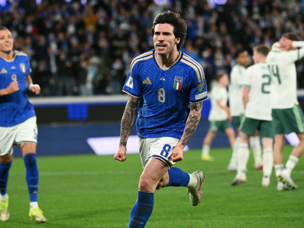 Sandro Tonali celebra el pase a la final del repechaje de europa rumbo al Mundial 2026. Foto AFP