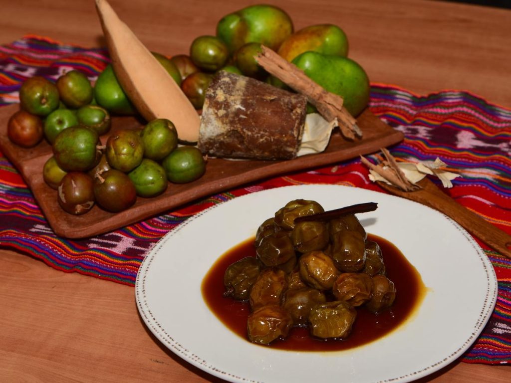 Jocotes en miel, un clásico de Semana Santa, donde el punto sazón de la fruta y el dulce de atado crean ese sabor profundo que recuerda a casa.