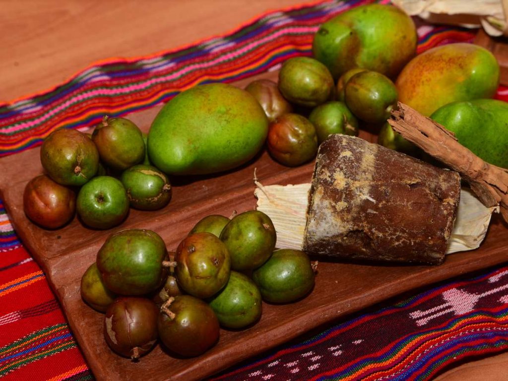 Jocotes y mangos en su punto justo de sazón son esenciales para los dulces de Semana Santa, ya que absorben mejor la miel y logran una textura perfecta.