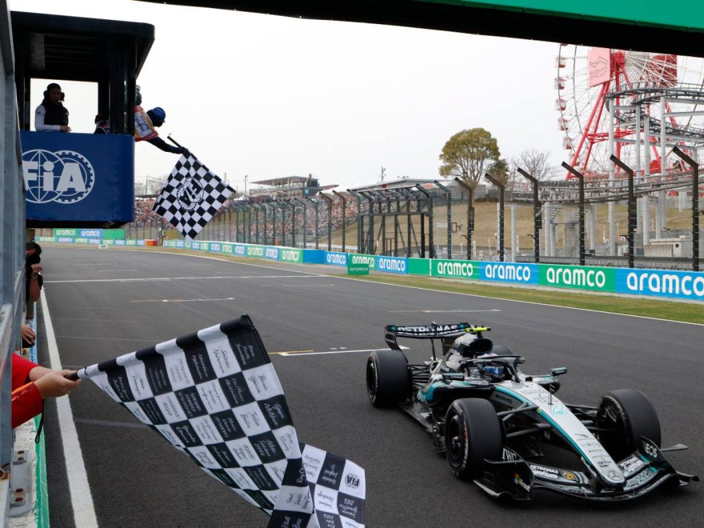 Kimi Antonelli cruzando de primero la meta del Gran Premio de Japón. Foto AFP