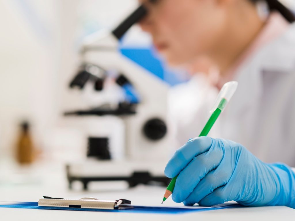 El dasatinib, usado para tratar leucemia, mostró efectos en la reducción de la inflamación de la psoriasis en estudios experimentales.