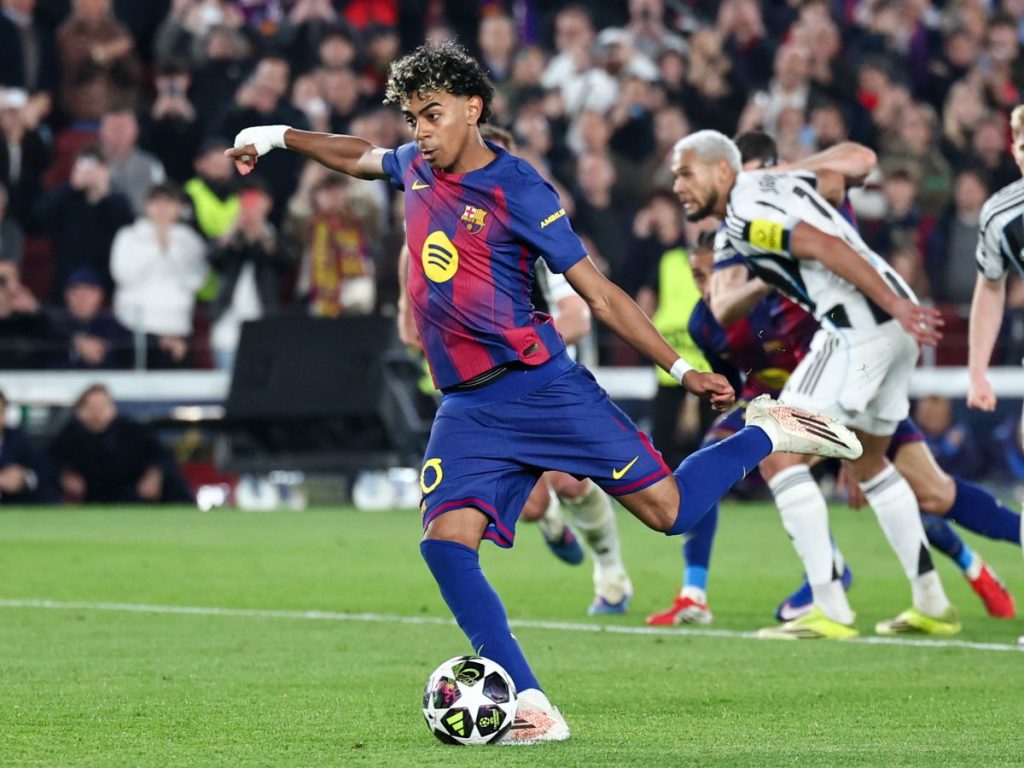 Lamine Yamal anota un penal para el Barcelona ante el Newcastle en la Champions League. Foto AFP