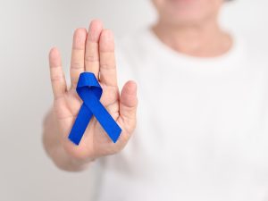 La detección temprana salva vidas: la lazo azul oscuro simboliza la prevención del cáncer de colon y la importancia de los chequeos oportunos.