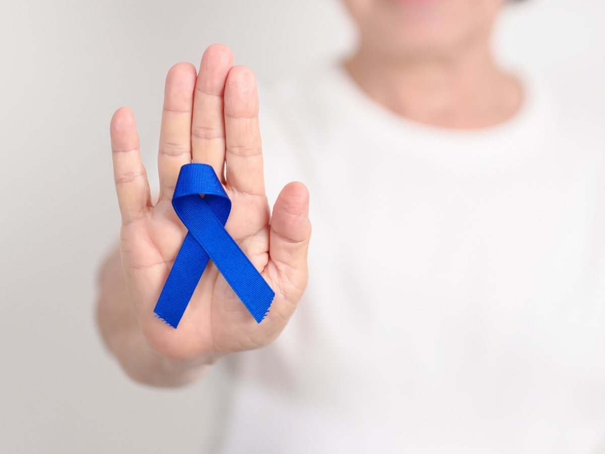 La detección temprana salva vidas: la lazo azul oscuro simboliza la prevención del cáncer de colon y la importancia de los chequeos oportunos.