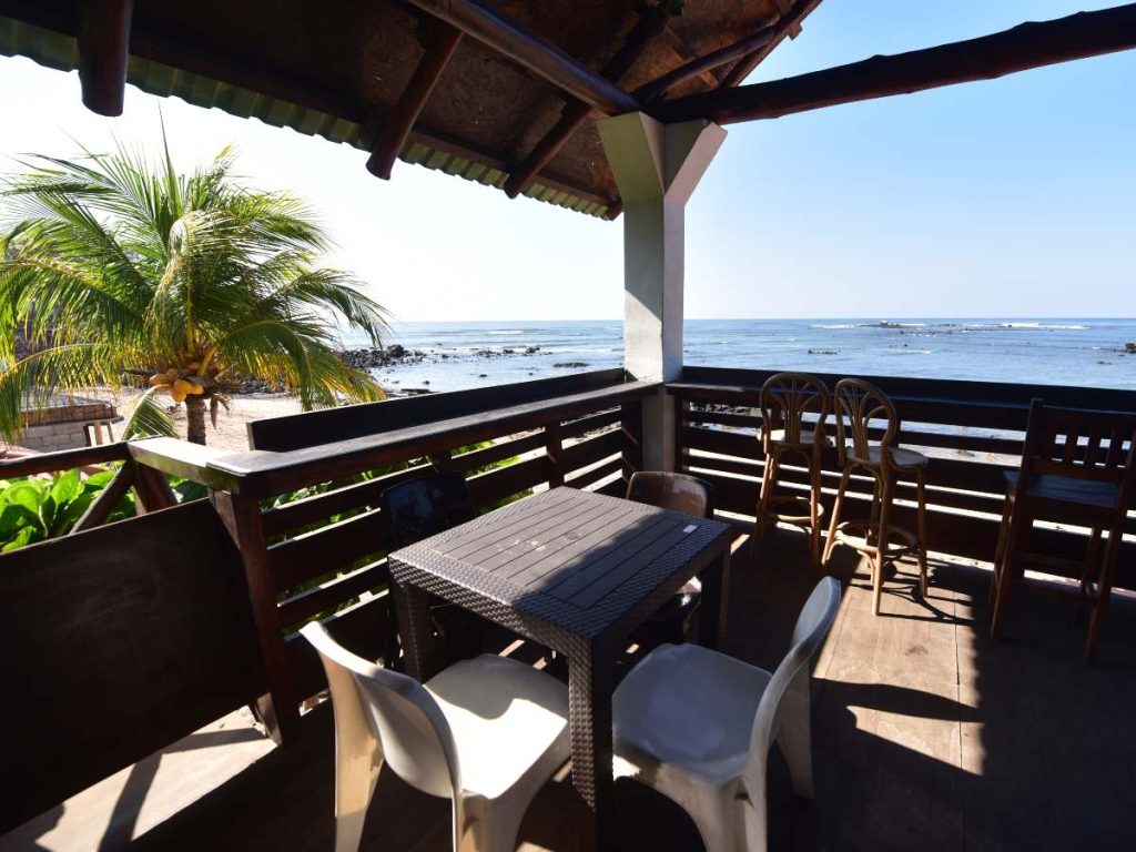 Desde sus terrazas, los visitantes pueden disfrutar de vistas al mar y un ambiente relajado frente a la costa.