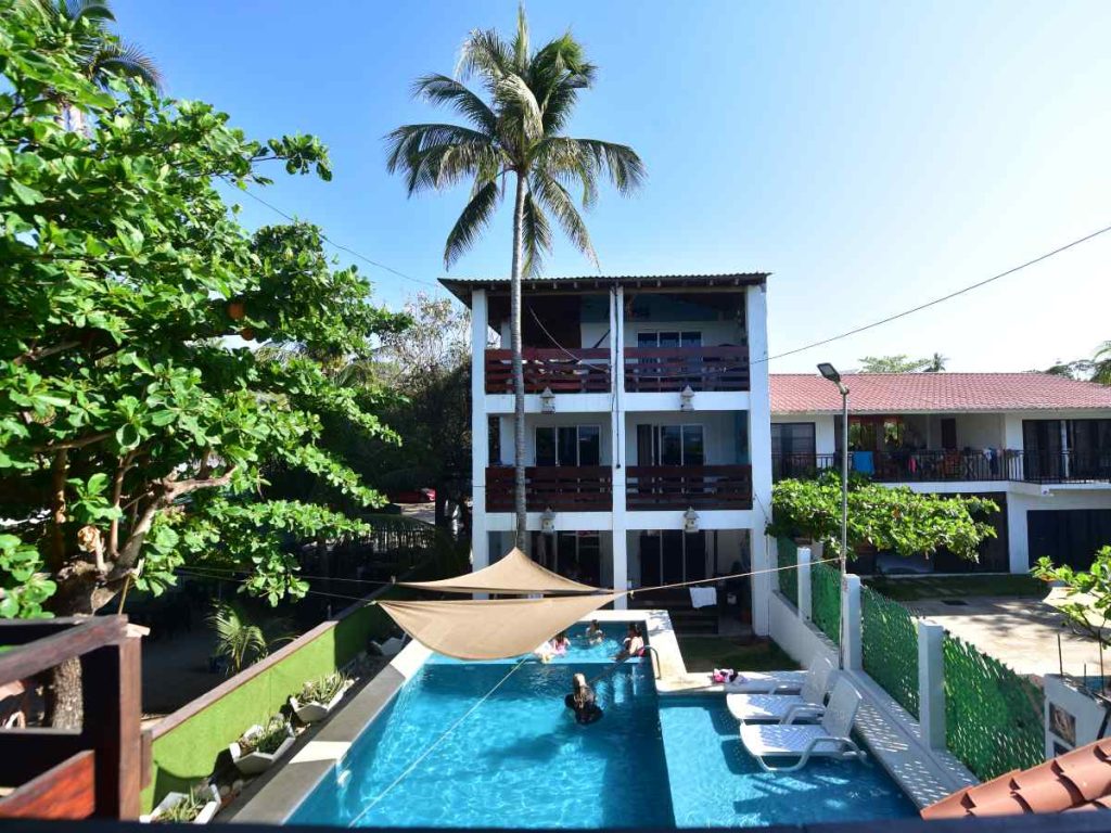 El Dorado ofrece habitaciones y piscina para disfrutar en familia, con acceso cercano a la playa Los Cóbanos.