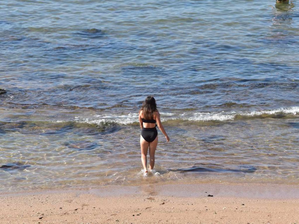 El mar tranquilo de Los Cóbanos permite ingresar con seguridad, gracias a sus rompeolas naturales que reducen la fuerza de las olas.