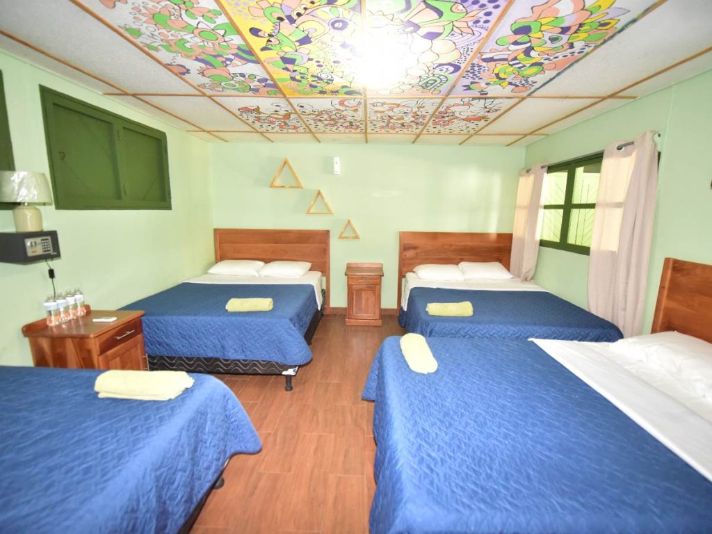 Las habitaciones del Hotel Hierbabuena cuentan con espacios amplios y cómodos para grupos o familias que visitan la zona.