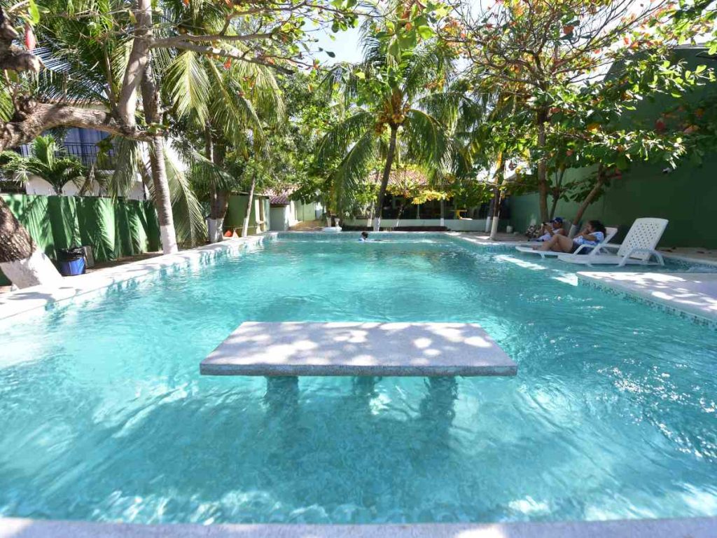 El Hotel Hierbabuena ofrece piscina rodeada de naturaleza, ideal para descansar tras disfrutar de la playa Los Cóbanos.