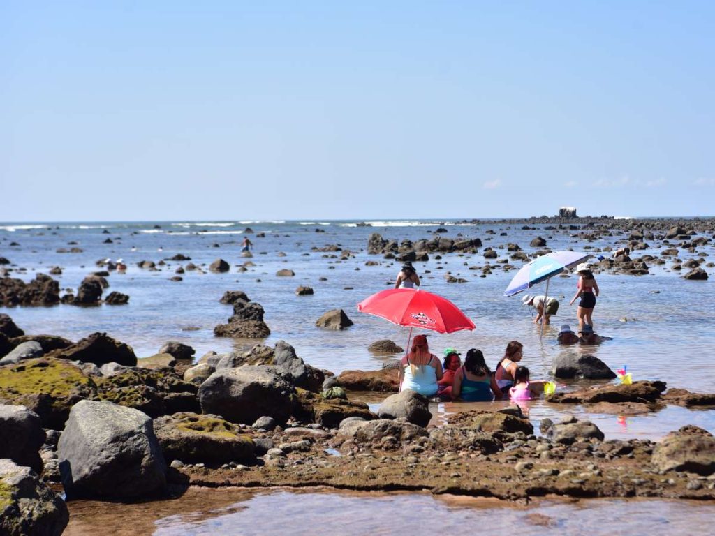 Las pozas naturales que se forman entre las rocas permiten a familias y niños disfrutar del mar con mayor seguridad en Los Cóbanos.