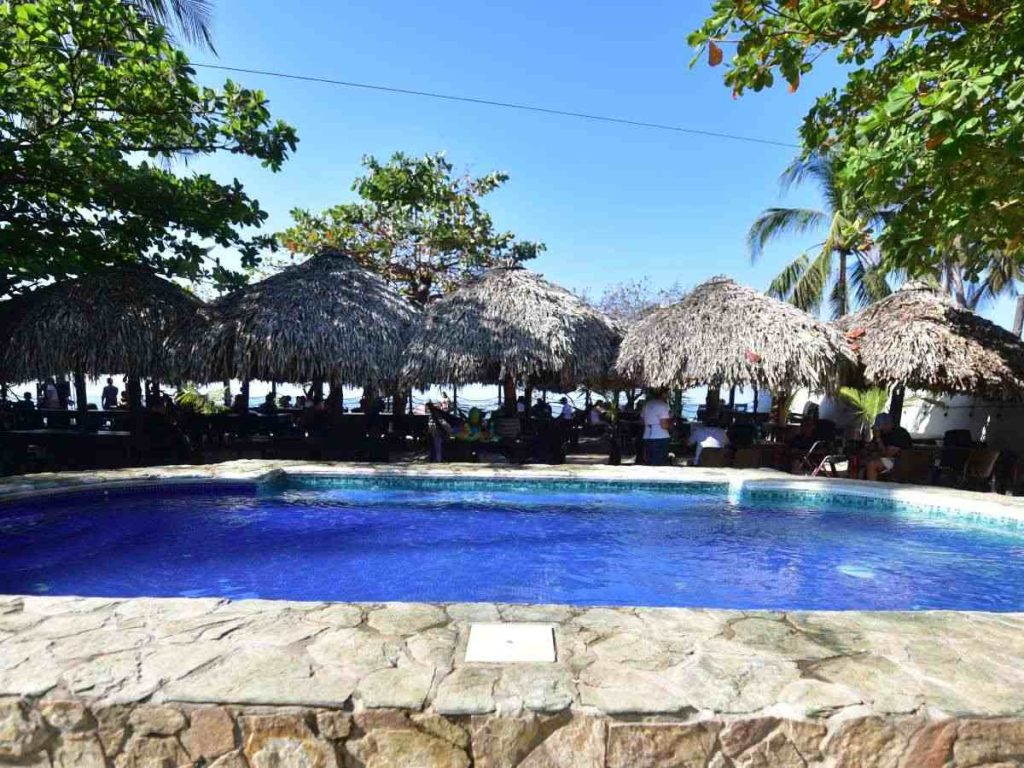 El Ancla ofrece áreas con piscina y espacios frente al mar para disfrutar en familia durante la visita a Los Cóbanos.