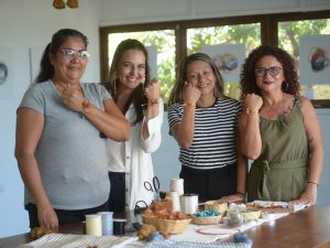Juntas, Lula Mena y las artesanas Karla, Alicia y Jacqueline muestran cómo el talento, la confianza y el trabajo pueden transformar la vida de muchas mujeres.