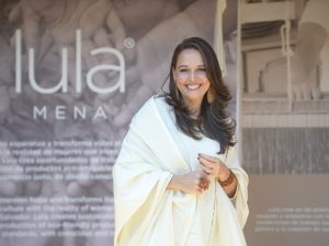 Lula Mena impulsa el diseño artesanal salvadoreño como una herramienta de cambio, creando oportunidades para que mujeres fortalezcan su independencia y transformen su futuro.