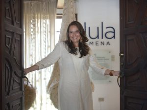 La diseñadora salvadoreña Lula Mena ha creado un proyecto de diseño artesanal que impulsa a mujeres a generar ingresos, fortalecer su autoestima y transformar la vida de sus familias.