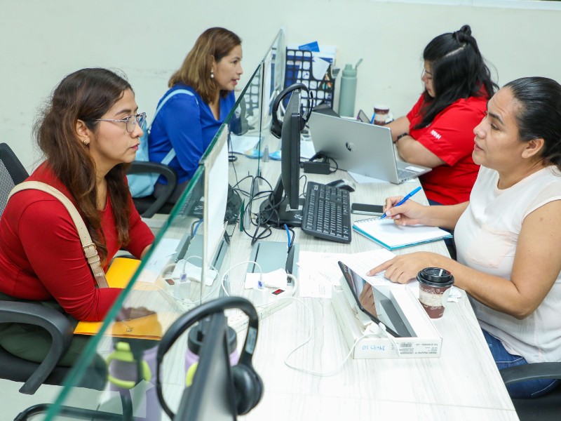Personas aplican a vacantes durante una jornada de Lunes de Empleo del Ministerio de Trabajo.