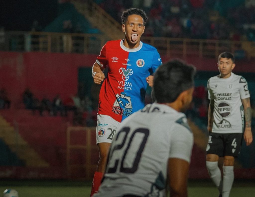 Yan Maciel celebra la victoria de FAS ante Hércules. Foto X FAS